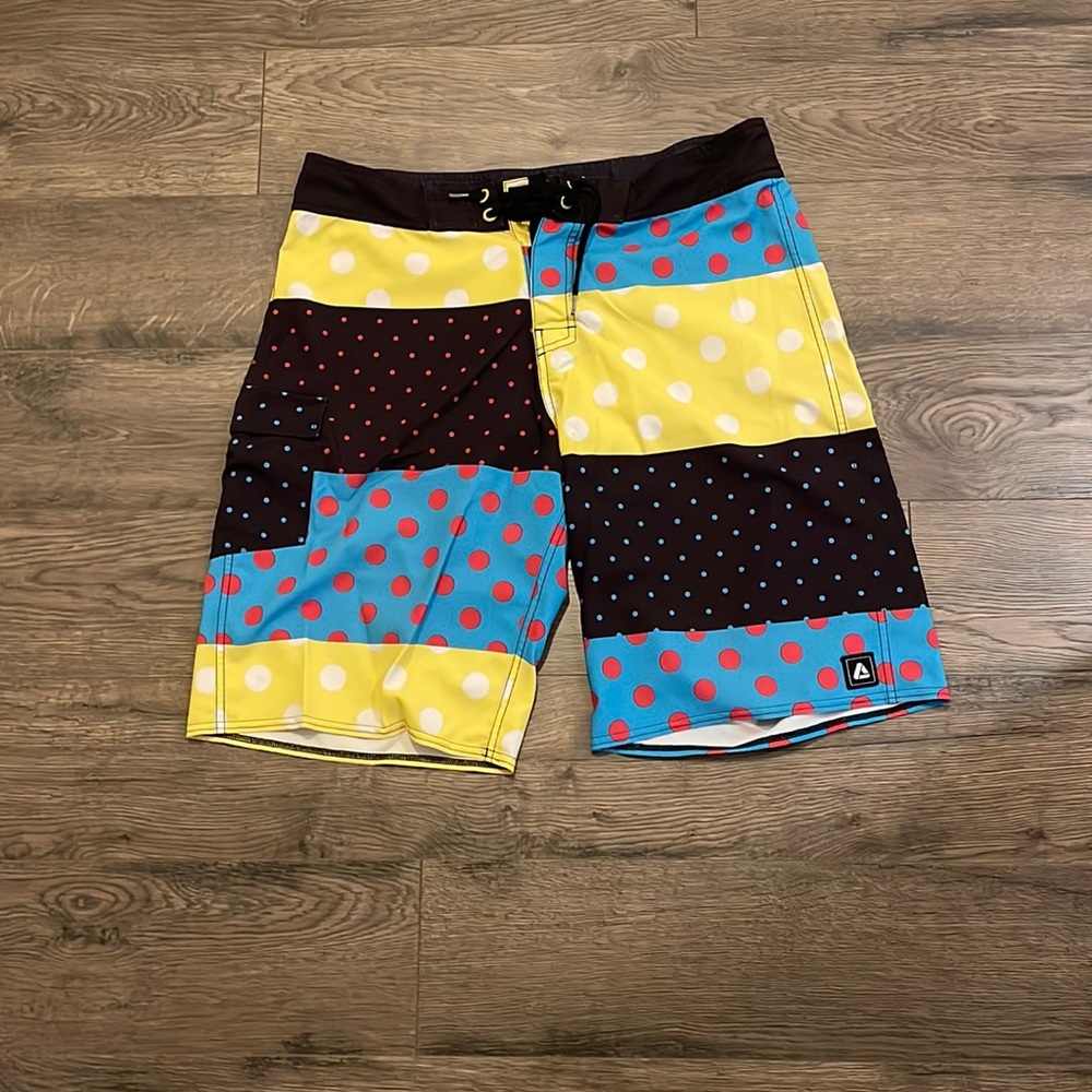 Lira board shorts size M
